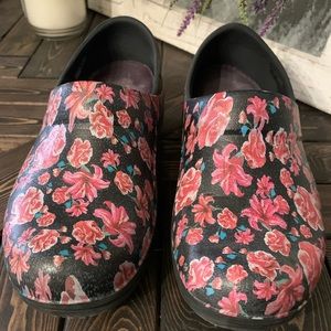 Crocs Clogs Floral size 8 nursing shoes